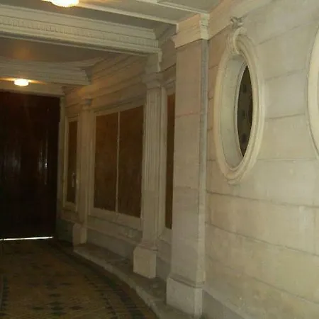 Hotel Large&bright Apartment, Paris, Montmartre-opéra, Picturesque Rue Des Martyrs