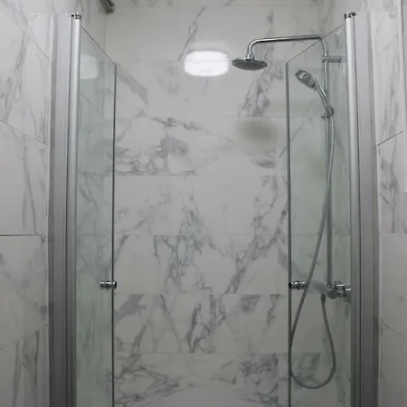 Hotel Large&bright Apartment, Paris, Montmartre-opéra, Picturesque Rue Des Martyrs *