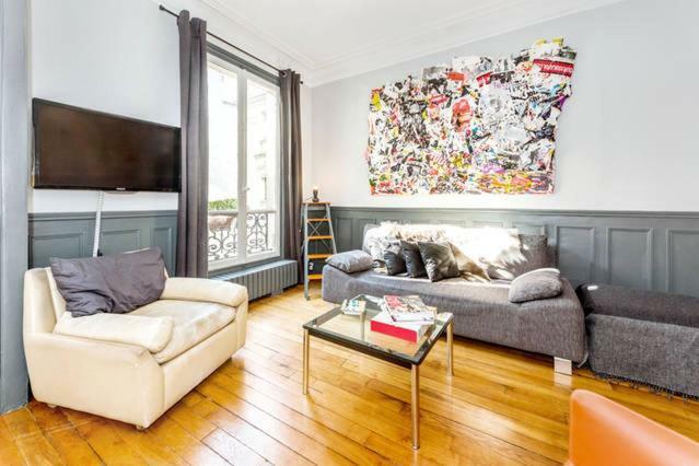 Hotel Large & Bright Apartment, Paris, Montmartre-opera, Picturesque Rue Des Martyrs Paris